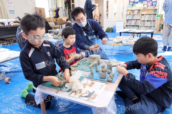 粘土で思い思いに動物を作った子どもたち