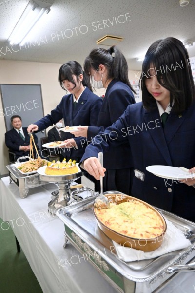 試食する南商生