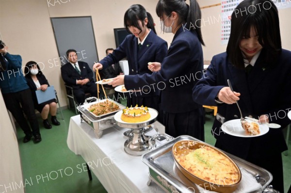 新メニューを試食する生徒