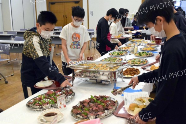 池田小６年生に「思い出バイキング給食」～こぼれ話