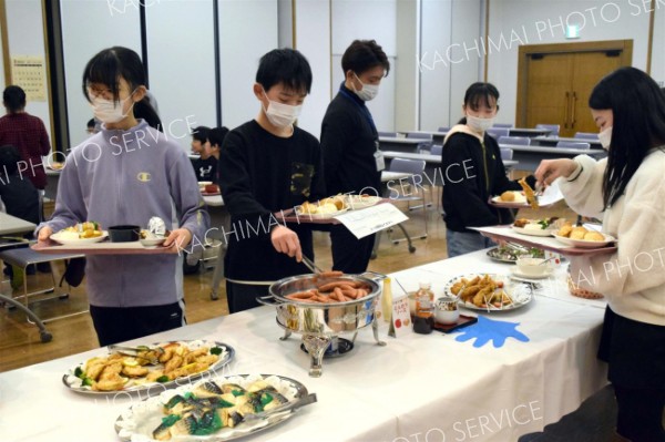 バイキング給食を楽しむ児童