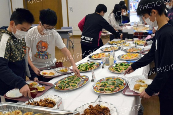 バイキング給食を楽しむ児童
