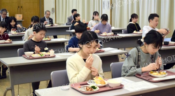 バイキング給食を楽しむ児童