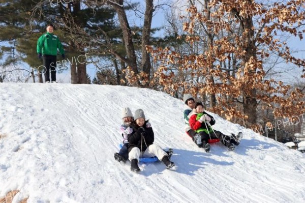 上士幌小に雪山、児童そり遊び楽しむ