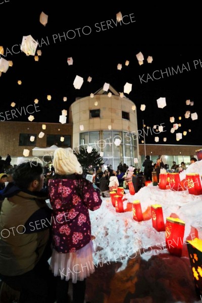 多くの家族連れがスカイランタンを夜空に浮かべた（２２日、幕別パークプラザ。助川かおる通信員撮影）