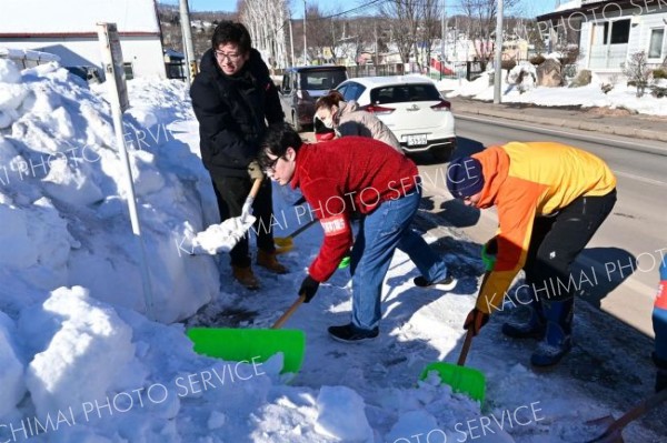 コミバス停留所の除雪作業　足寄町職員労働組合