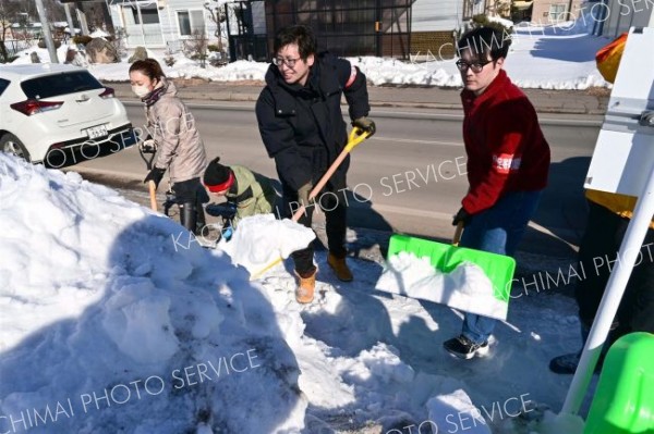 除雪に汗を流す足寄町職員労働組合のメンバーら