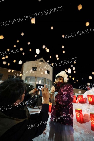 集まった家族連れらが、スカイランタンを夜空に浮かべた（２２日、幕別パークプラザ。助川かおる通信員撮影）