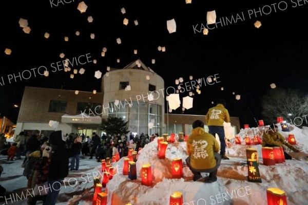 集まった家族連れらが、スカイランタンを夜空に浮かべた（２２日、幕別パークプラザ。助川かおる通信員撮影）