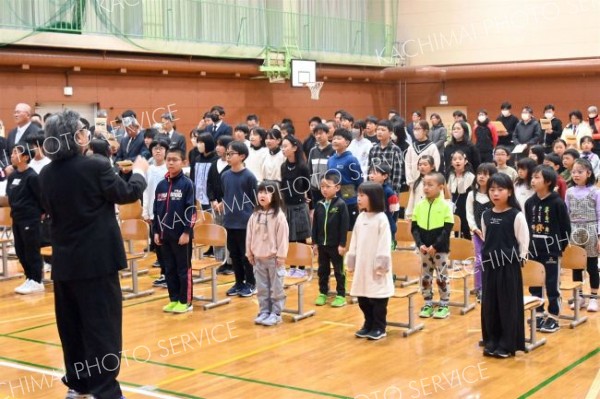 「歴史と伝統を未来に」　更別小学校が開校１００周年記念式典　児童や住民ら節目祝う