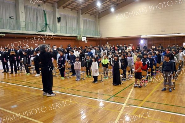 「歴史と伝統を未来に」　更別小学校が開校１００周年記念式典　児童や住民ら節目祝う 4