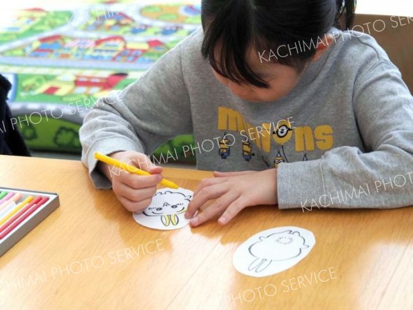 色鉛筆やクーピーで彩色する参加者