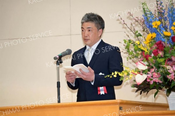 閉校記念式典であいさつする