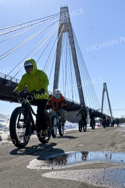 冬の観光　川下りやファットバイクで　帯開建若手職員が企画