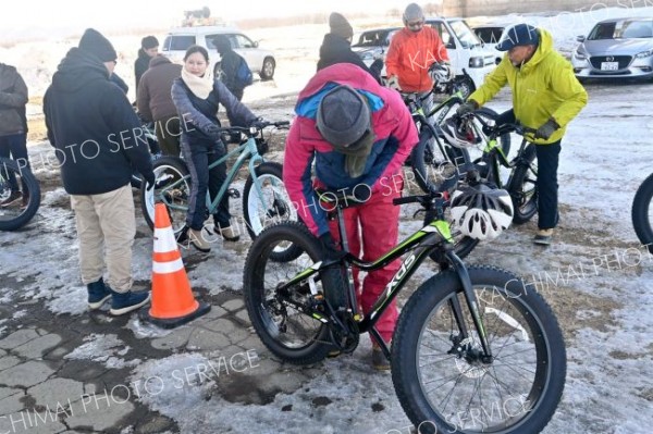 ファットバイクの調整をする職員ら