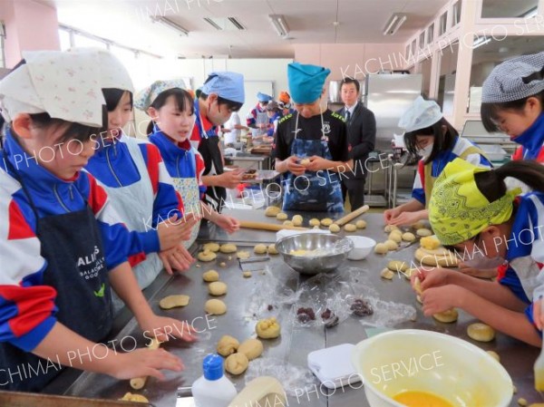 更別農高産の小麦でパン作り　更別中央中