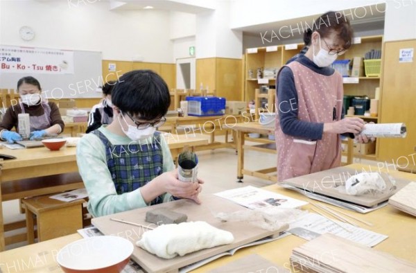 手びねりでコーヒーカップや湯呑みなどの製作に励んだ