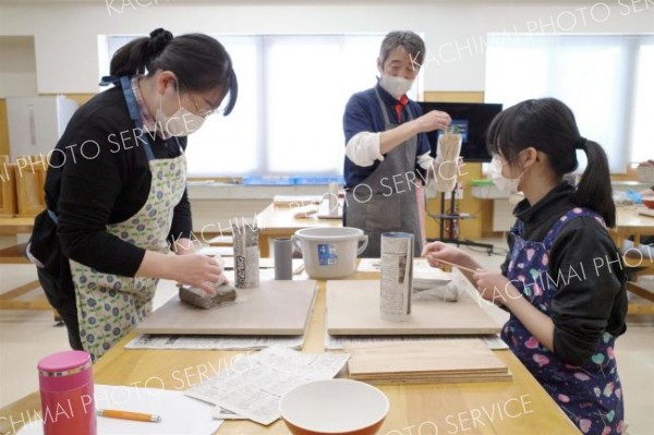 手びねりでコーヒーカップや湯呑みなどの製作に励んだ