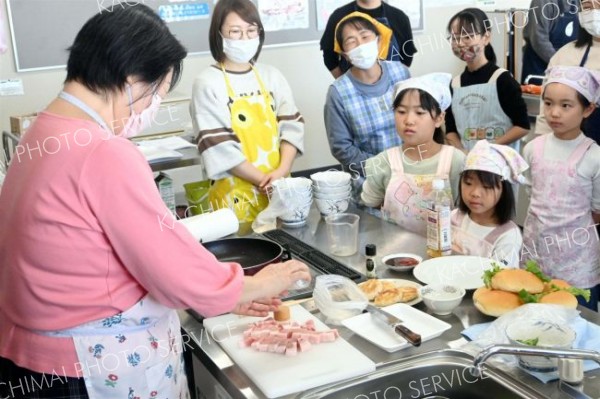 ポークチャップドッグやコーンとすりみのカツ…　地元食材で「親子クッキング」　芽室町