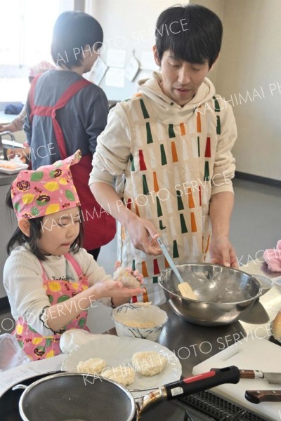 地元食材を使った料理教室を楽しむ親子ら