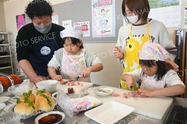 地元食材を使った料理教室を楽しむ親子ら