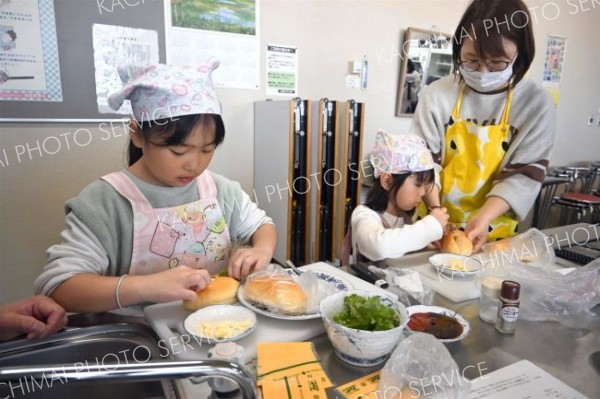 地元食材を使った料理教室を楽しむ親子ら