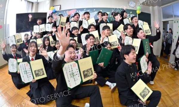 笑顔と涙で学びや巣立つ　高校卒業式～写真