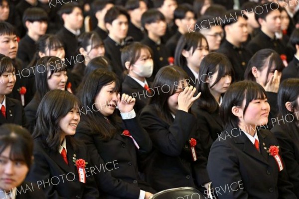 ３年間の思い出が詰まった答辞を聞き目を潤ませる卒業生（帯広農業、塩原真撮影）