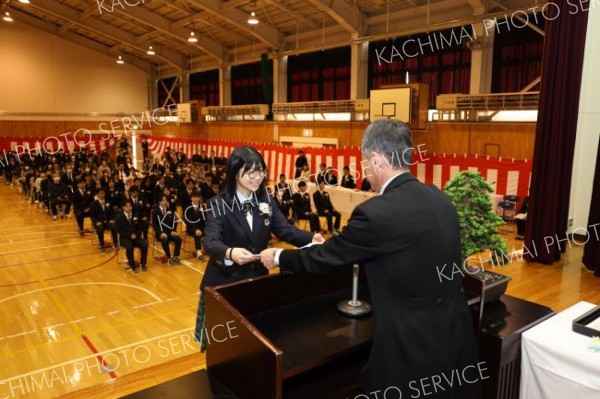 宮田真克校長（右）から卒業証書を受け取る生徒（上士幌、長尾悦郎通信員撮影）