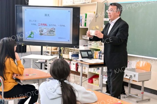 上更別小学校で「金融教育」　新紙幣やキャッシュレス決済学ぶ