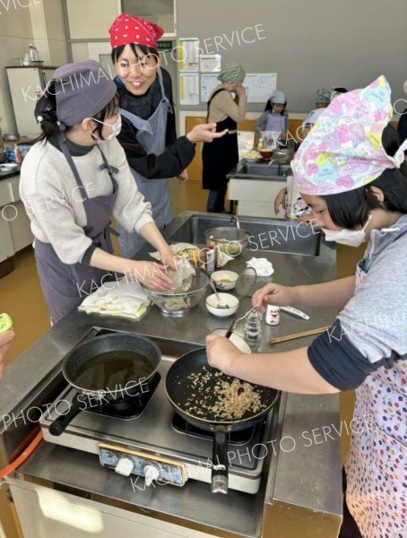 大豆ミート創作料理に挑戦した本別勇足小の児童