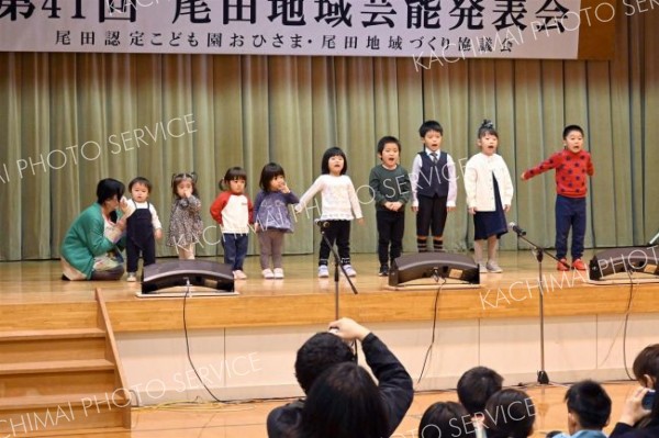 地域芸能発表会で元気いっぱいに発表する園児たち