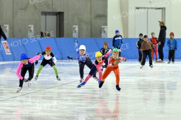 １００メートル測定に挑む子どもたち（１日、午前９時半ごろ、金野和彦撮影）