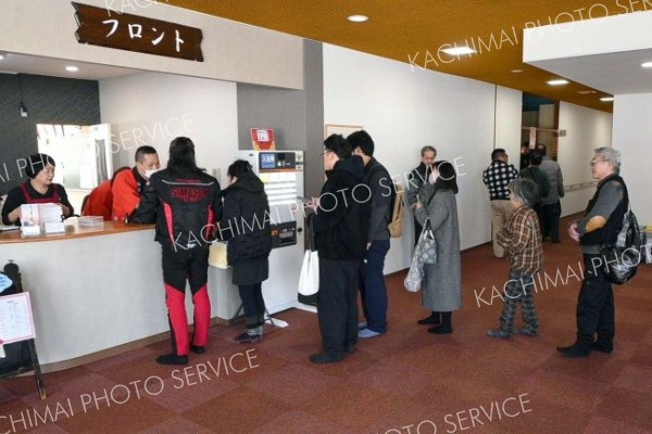 １日にリニューアルオープンした晩成温泉（１日午前９時１０分ごろ）