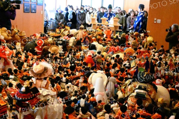 音更神社で人形供養　人形数千体