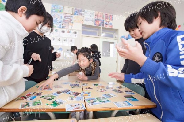 十勝題材のかるたで交流　広尾２小学校が合同授業