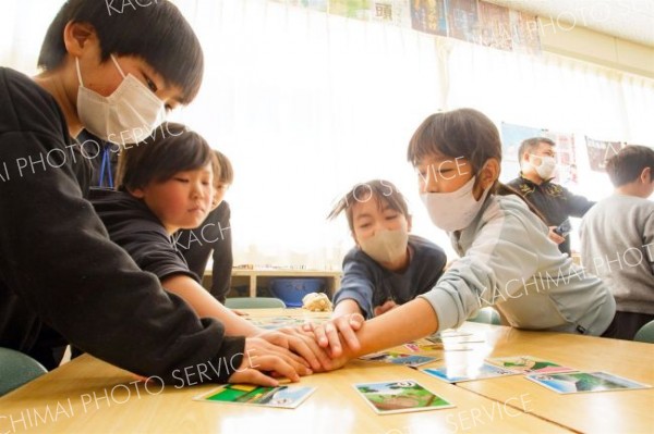 十勝の名所や特産物などを題材にしたカルタの授業を受ける両校の児童ら