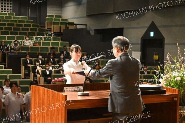 吉田学校長から卒業証書を受け取る卒業生