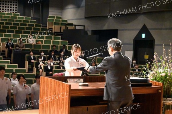 吉田学校長から卒業証書を受け取る卒業生