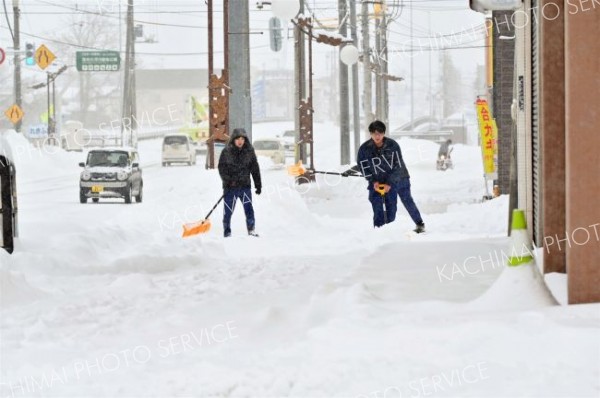 除雪に追われる大樹町民（６日午前８時ごろ。金野和彦撮影）