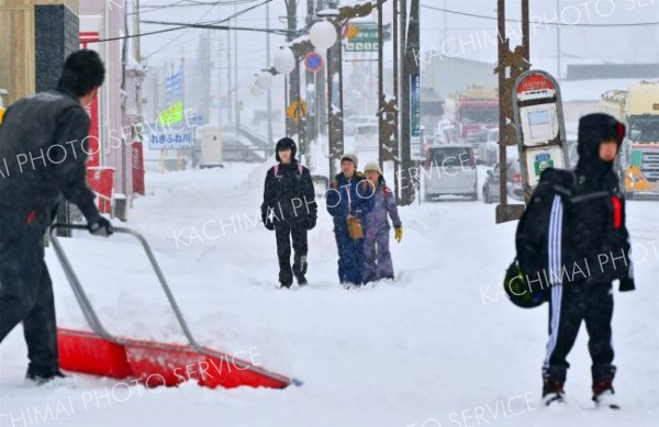 降雪の中、登校する児童（６日午前７時５０分ごろ、大樹町内で。金野和彦撮影）