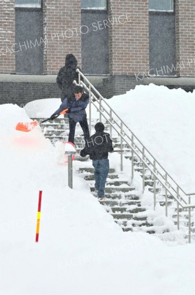 除雪に追われる大樹町役場の職員（６日午前８時ごろ。金野和彦撮影）