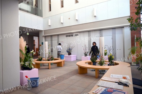 生け花展を楽しむ来館者