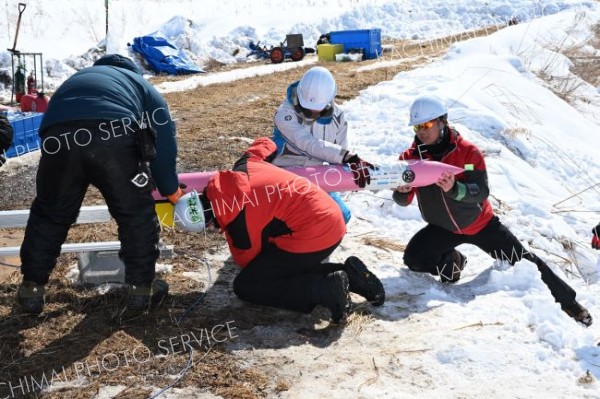 ロケットを発射台にセットする学生たち（須貝拓也撮影）