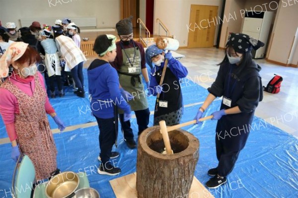 児童みんなで餅つき楽しむ　音更