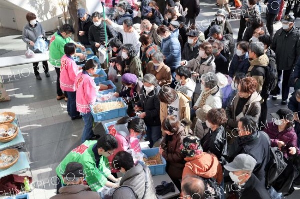 豆を買い求める多くの来場者で賑わう会場（９日午前１０時ころ、長尾悦郎通信員撮影）