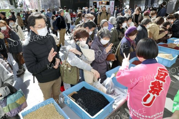 豆を買い求める多くの来場者で賑わう会場（９日午前１０時ころ、長尾悦郎通信員撮影）