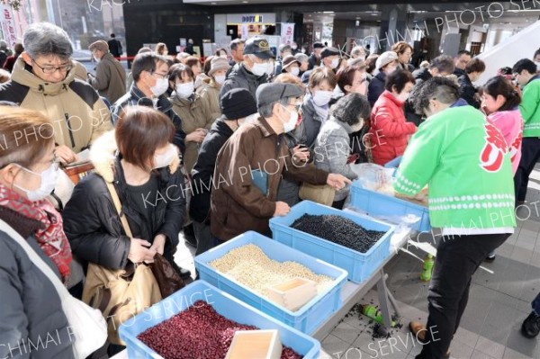 豆を買い求める多くの来場者で賑わう会場（９日午前１０時ころ、長尾悦郎通信員撮影）