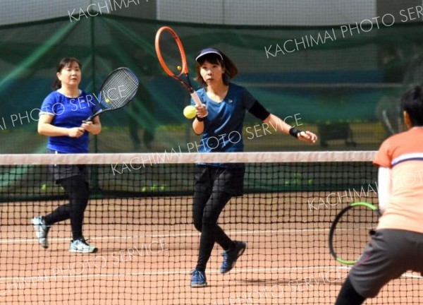 佐々木・石山組女子Ｖ　男子は斎藤・樋口組頂点　全十勝室内Ｂ級複テニス大会