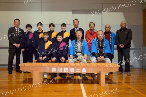 札内東中に憩いをお届け　幕別技能士会がベンチ寄贈～こぼれ話